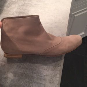 Gorgeous cream suede Spanish flat boots
